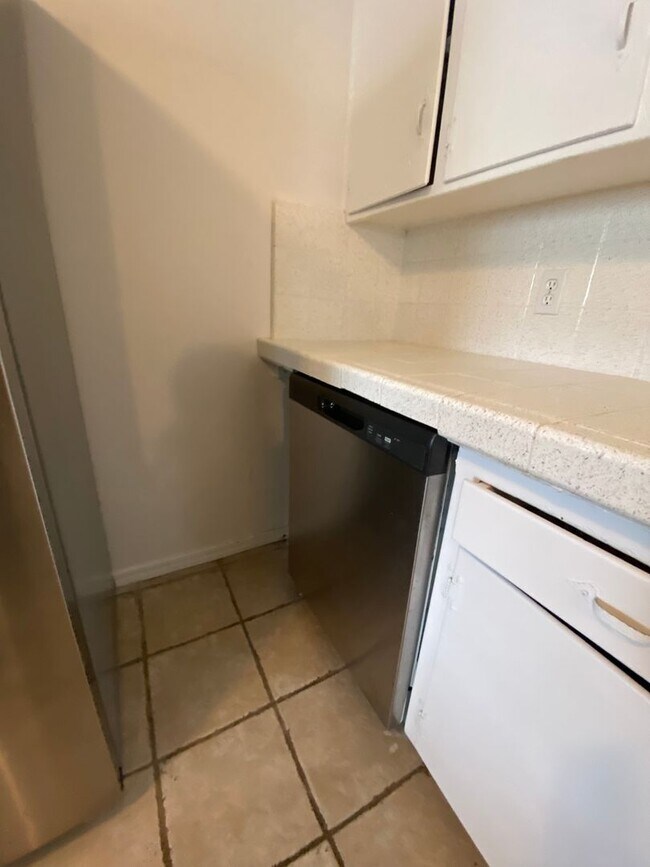 Building Photo - Cozy 2-Bedroom Apartment Just Steps from the Ocean Bluffs!