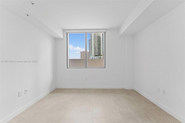 Building Photo - 2150 N Bayshore Dr