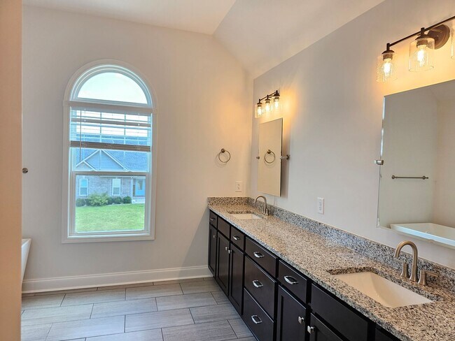 Building Photo - 6 bedroom/3 Baths + Bonus room!  Backs up ...