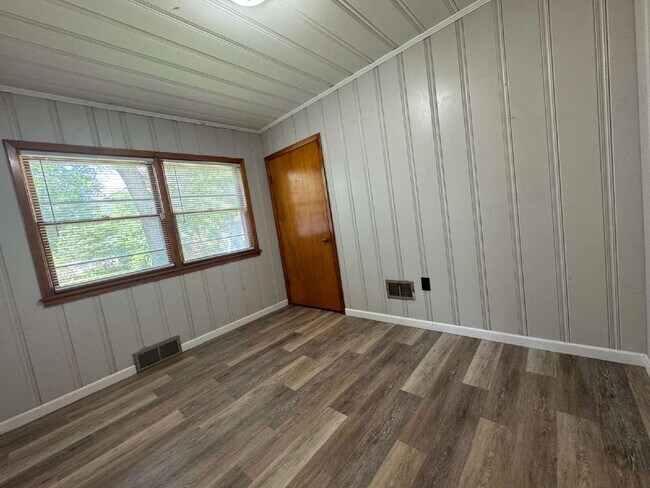 Building Photo - 1729 W Iles Ave