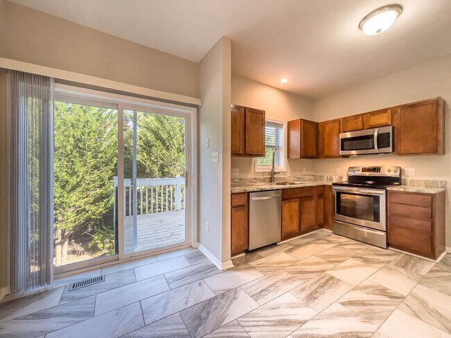 Building Photo - Spacious Three-Bedroom Townhouse in West A...