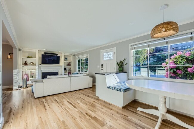 Building Photo - Introducing a spacious 4 bedroom, 2.5 bath...