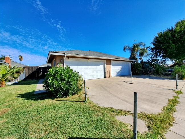 Building Photo - Spacious 3-Bedroom Home Steps from Addams ...