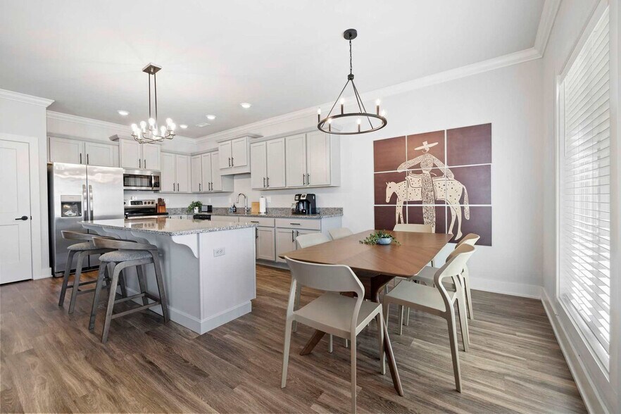 Building Photo - 913 Northeast Heights Lane-SI ID1257064P