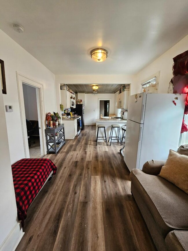 Building Photo - 454 S Des Plaines St