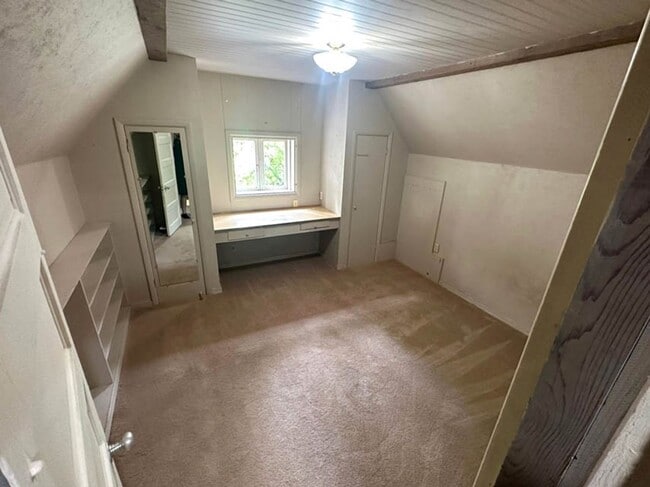 Building Photo - 3 bed 1 bath, Month to Month in the middle...