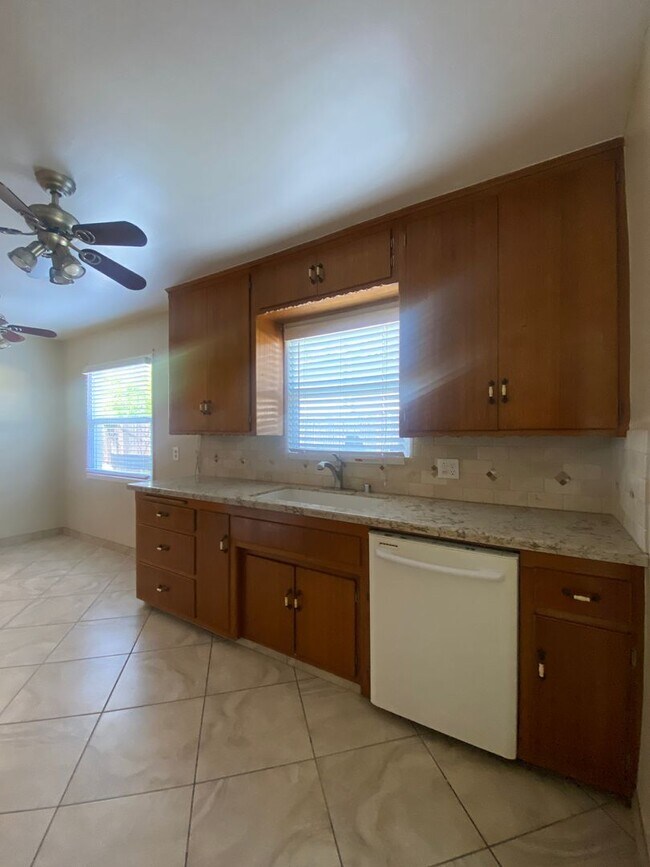 Building Photo - 3 Bedroom Single Story Ontario