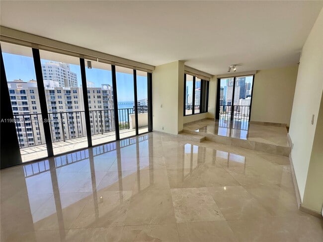 Building Photo - 520 Brickell Key Dr
