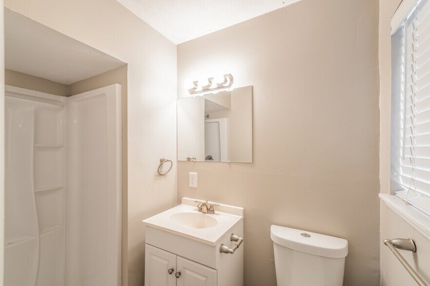 Building Photo - 724 Country View Dr NE