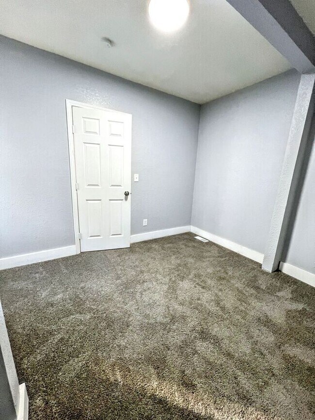Building Photo - Spacious & Charming 5-Bedroom Home with Mo...