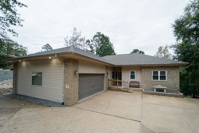 Building Photo - Beautiful 3 Bed, 2 Bath, on the 18 hole of Ponce De Leon golf course!!