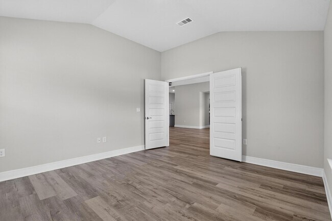 Building Photo - 5823 Crestlake Dr