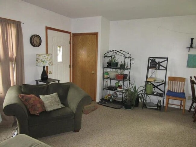 Building Photo - $1,150 | 2 Bedroom, 1 Bathroom Duplex | Pe...