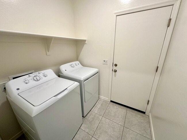 Building Photo - Beautiful new home in Bella Vista Farms, San Tan Valley! 9' ceilings, tile floors, granite counte...