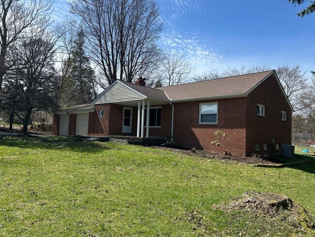 Building Photo - Brick Ranch for Rent in Highland  HTS close to the freeway