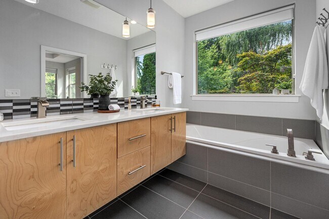 Building Photo - Modern Elegance! Eastmoreland Stunner! Pre...