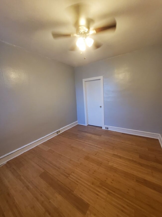 Building Photo - Nice 3Bd/1Ba Available Now...in Elmwood