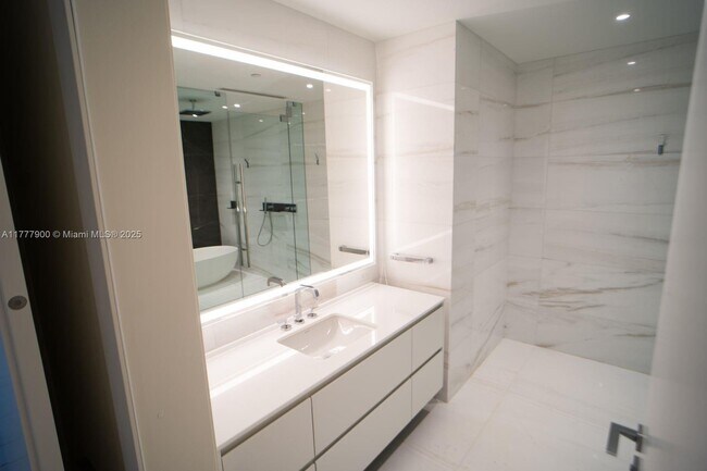 Building Photo - 300 Biscayne Blvd Way