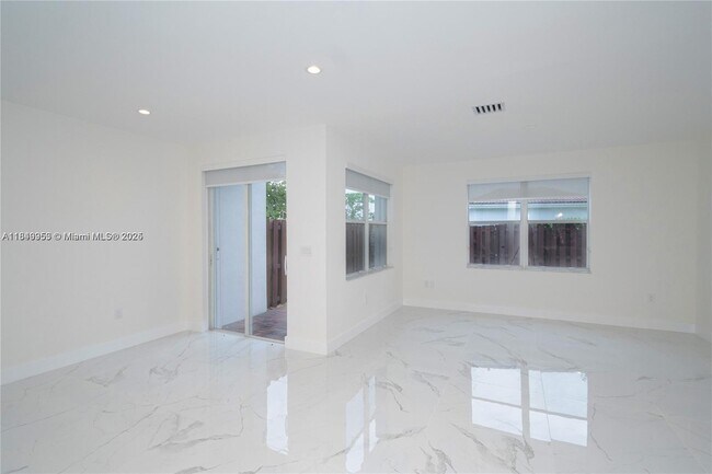 Building Photo - 7042 NW 114th Ct