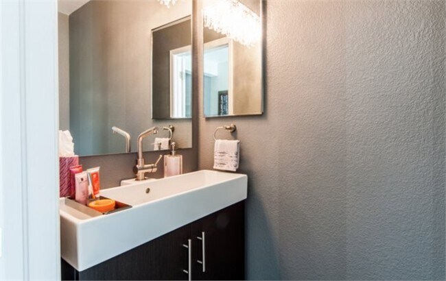 Building Photo - Beautiful 2 Bedroom Townhome in Thriving Erie Community