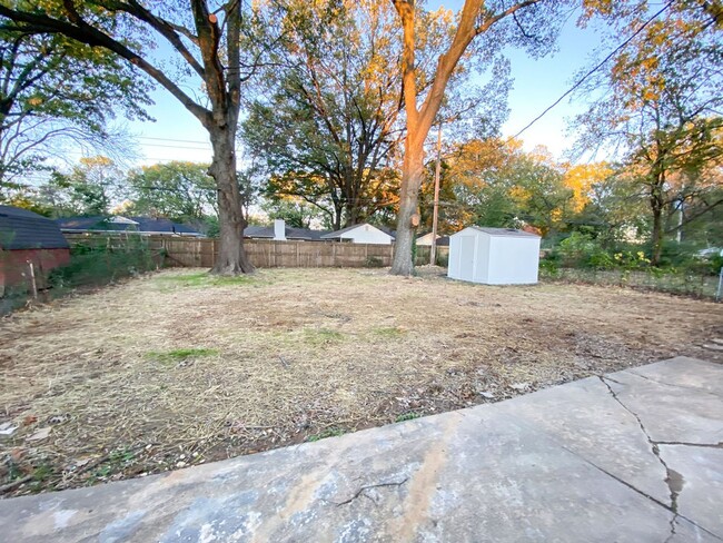 Building Photo - 3 bedroom 2 bathroom near Quince and Perkins