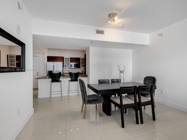 Building Photo - 950 Brickell Bay Dr
