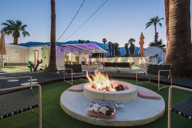 Building Photo - Retro Chic Oasis Saltwater Pool, Spa & Mnt...