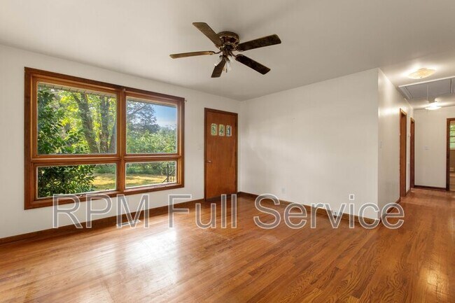 Building Photo - 570 Carol Dr