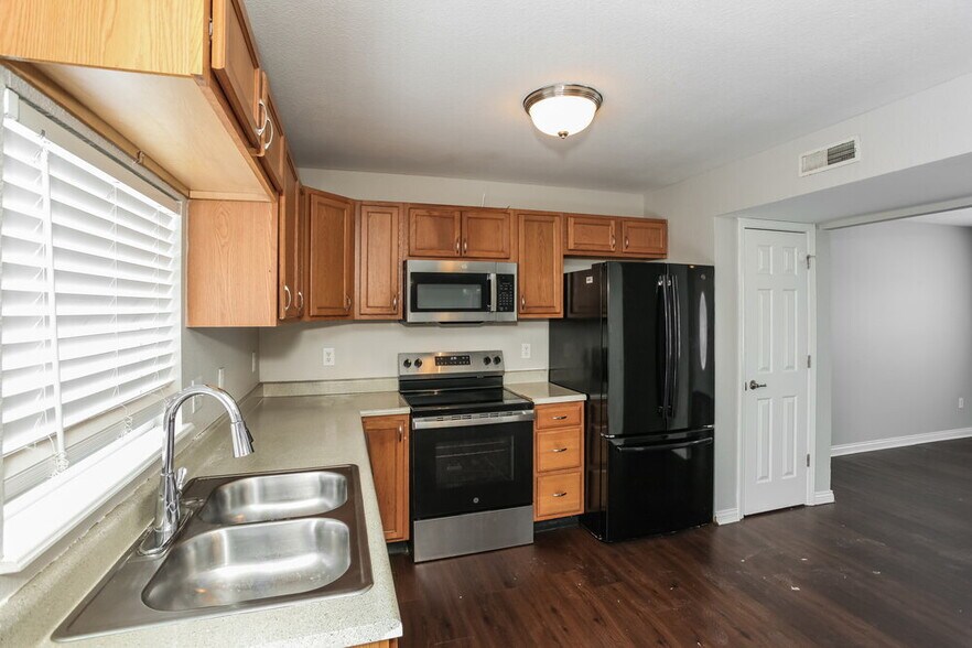 Building Photo - 2718 Rothe Ln