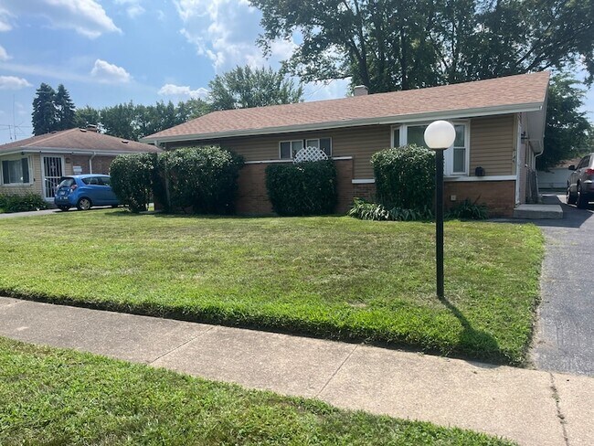 Building Photo - 16146 Cambridge Dr