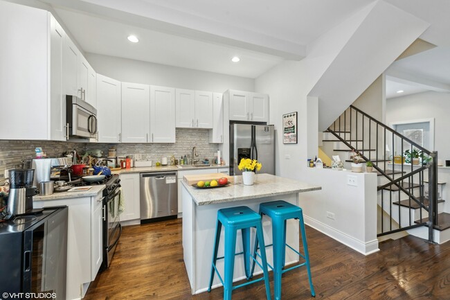 Primary Photo - 1744 N Hoyne Ave