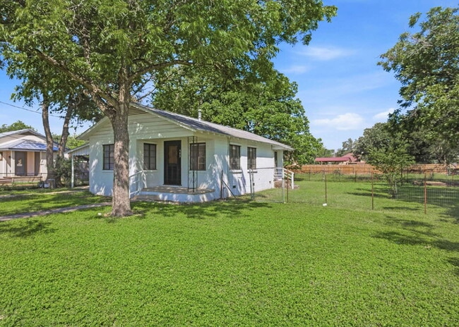 Building Photo - "Charming 2-Bedroom Retreat with Full Bath in the Heart of Castroville!"