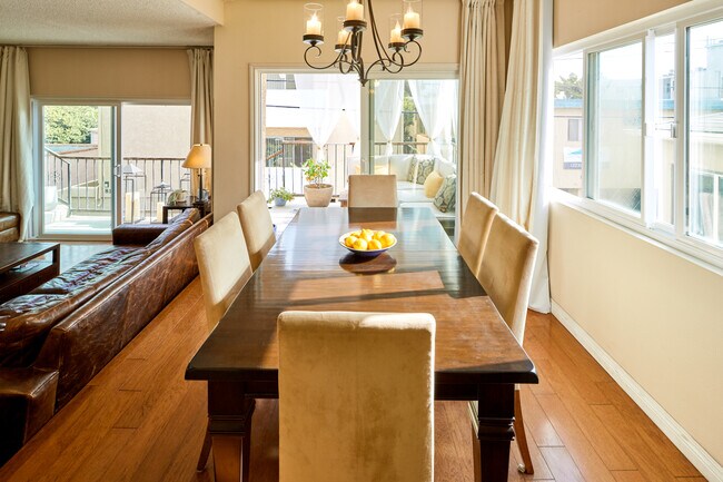 Building Photo - 817 10th St