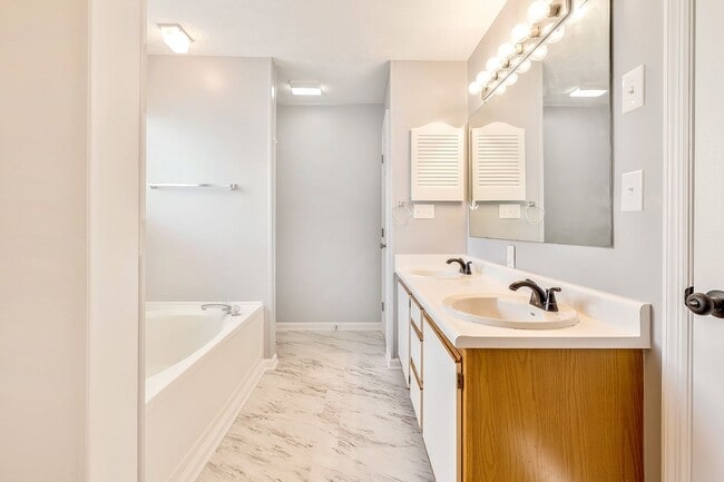 Building Photo - Up to Date Condo