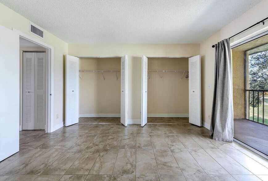 Building Photo - 1529 Meadows Cir W