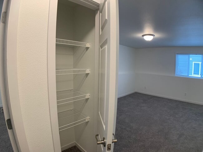 Building Photo - 4 Bed 2 Bath Single Family Home