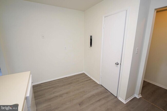 Building Photo - 802 College Ln