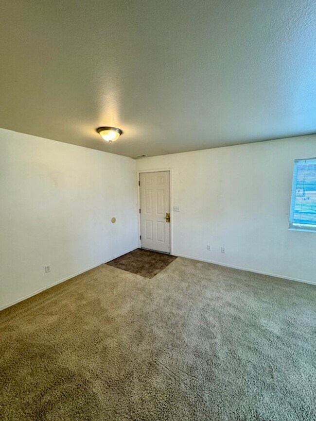 Building Photo - 2 Bedroom 1 Bathroom Unit in 8 Plex