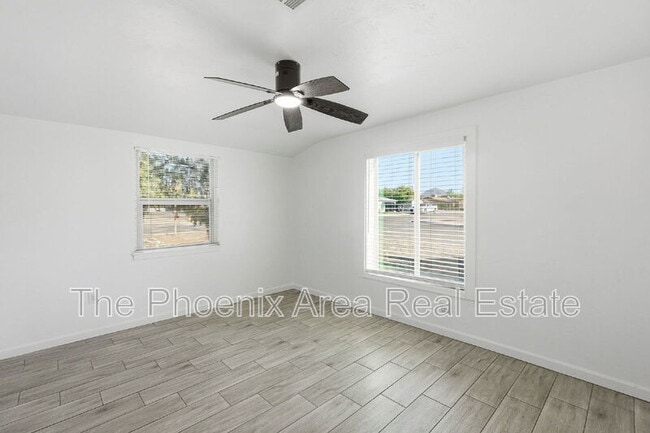 Building Photo - 2245 E Flower St