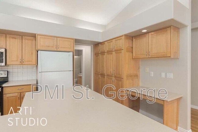 Building Photo - 545 S Valley View Dr