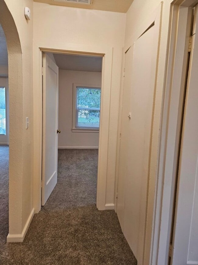 Building Photo - 2Bd/1Ba Single Story House - Available to View!