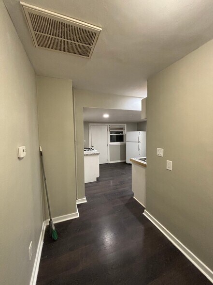 Building Photo - 653 S 69th St