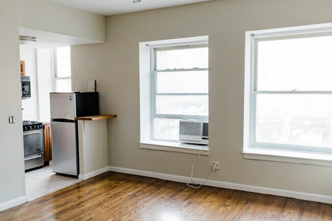 Building Photo - Spectacular Studio Located Where Brooklyn Heights Meets Cobble Hill!