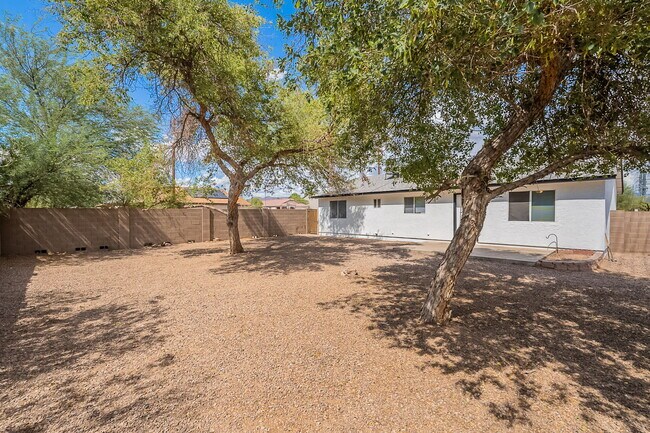 Building Photo - 402 N 101st Pl