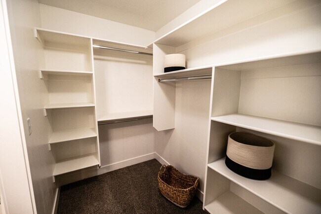 Building Photo - 253 550
