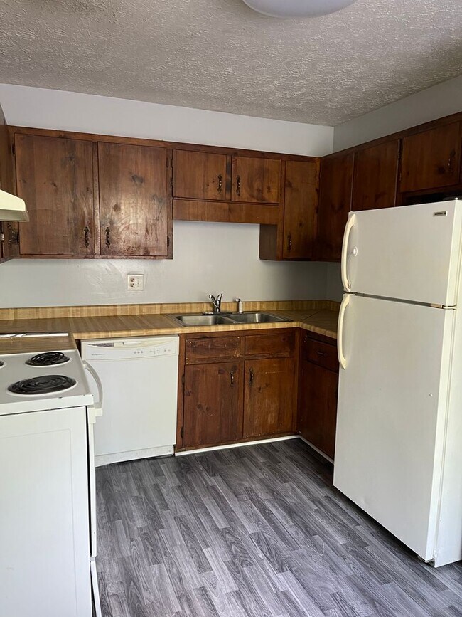 Building Photo - 2 BR 1 BA Eastside Duplex!