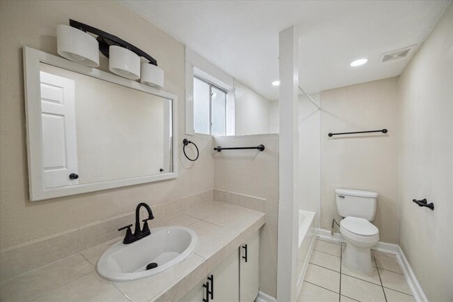 Building Photo - 218 E Fayle Ave