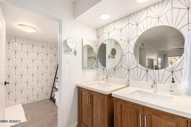 Building Photo - 7950 E Starlight Way