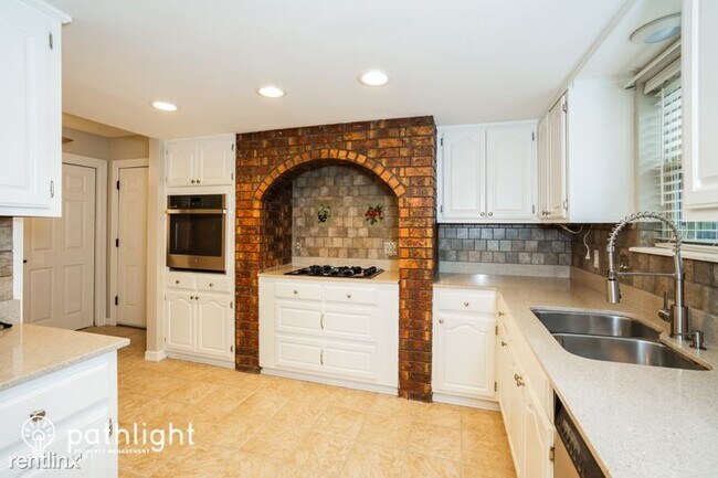 Building Photo - 3 br, 2 bath House - 2640 W Dallas Street ...