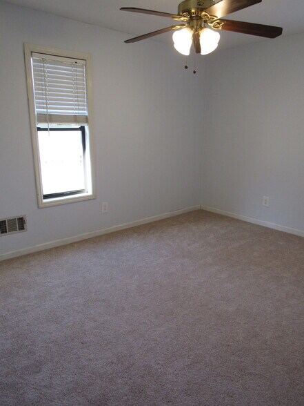 2nd bedroom - 1273 W Wylie Bridge Rd